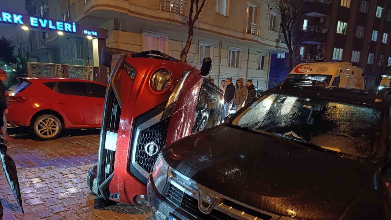 Bahçelievler’de önüne kedi çıkan sürücü iki araca çarptı