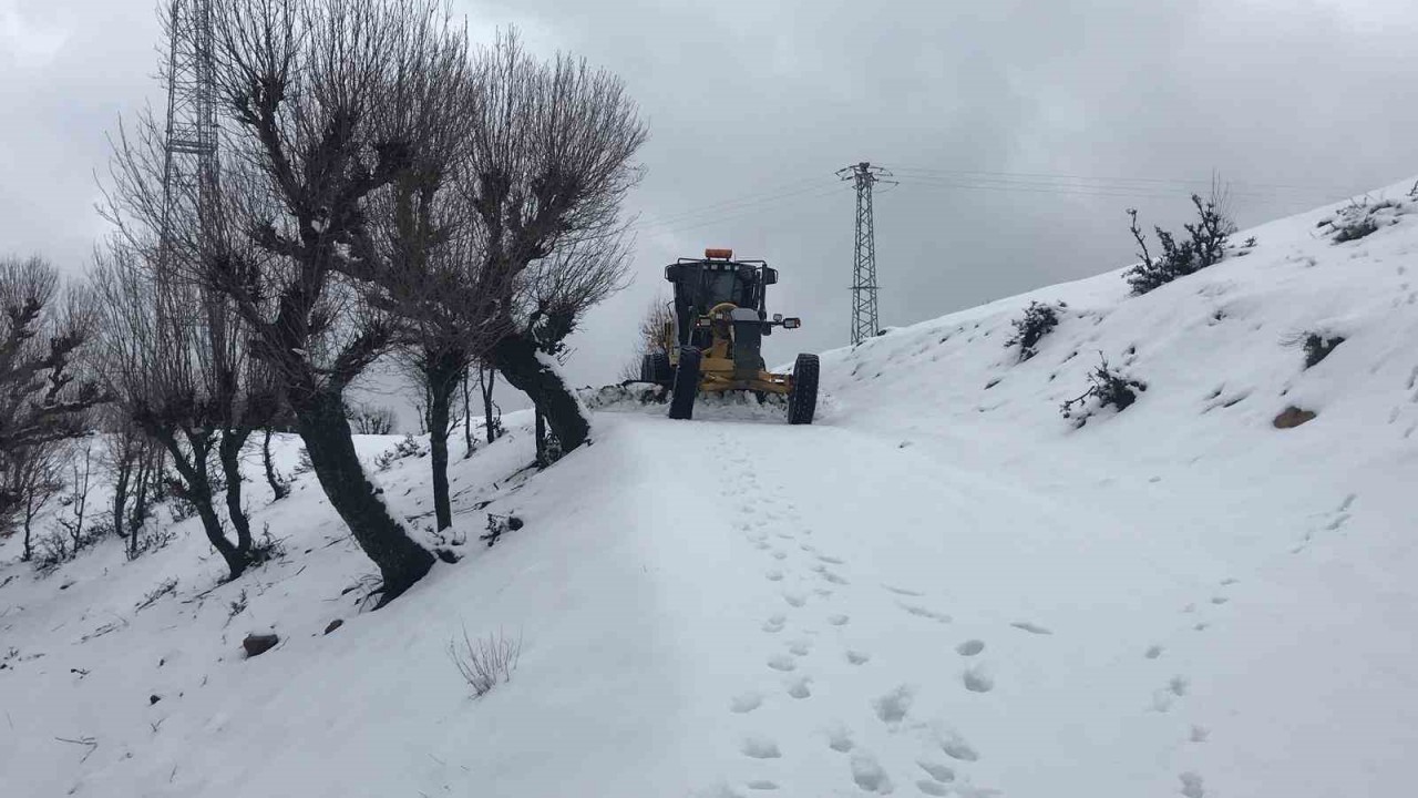 Diyarbakır’da kardan kapanan yollar açıldı