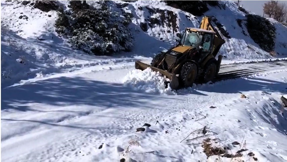 Kırsal ilçelerde kardan kapanan yollar ulaşıma açıldı