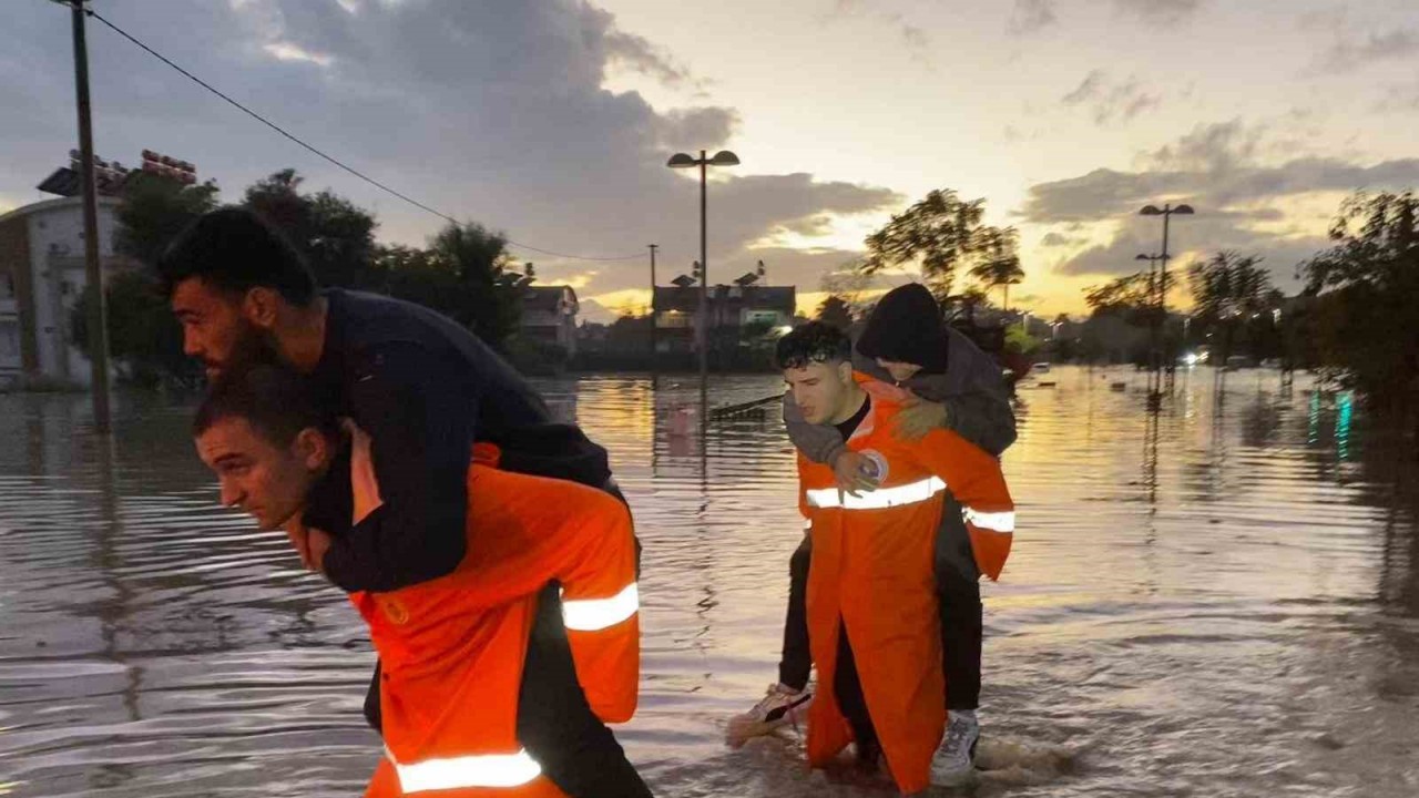 Manavgat’taki su baskınlarında mahsur kalan vatandaşlar botla kurtarıldı