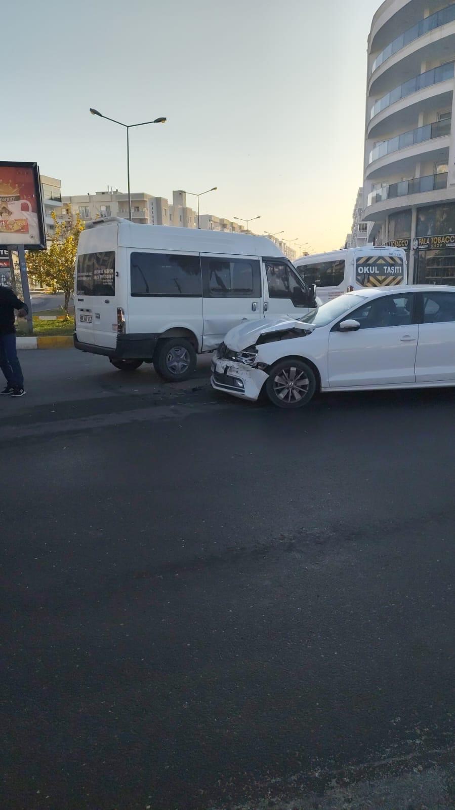 Mardin’de otomobil ile minibüs çarpıştı