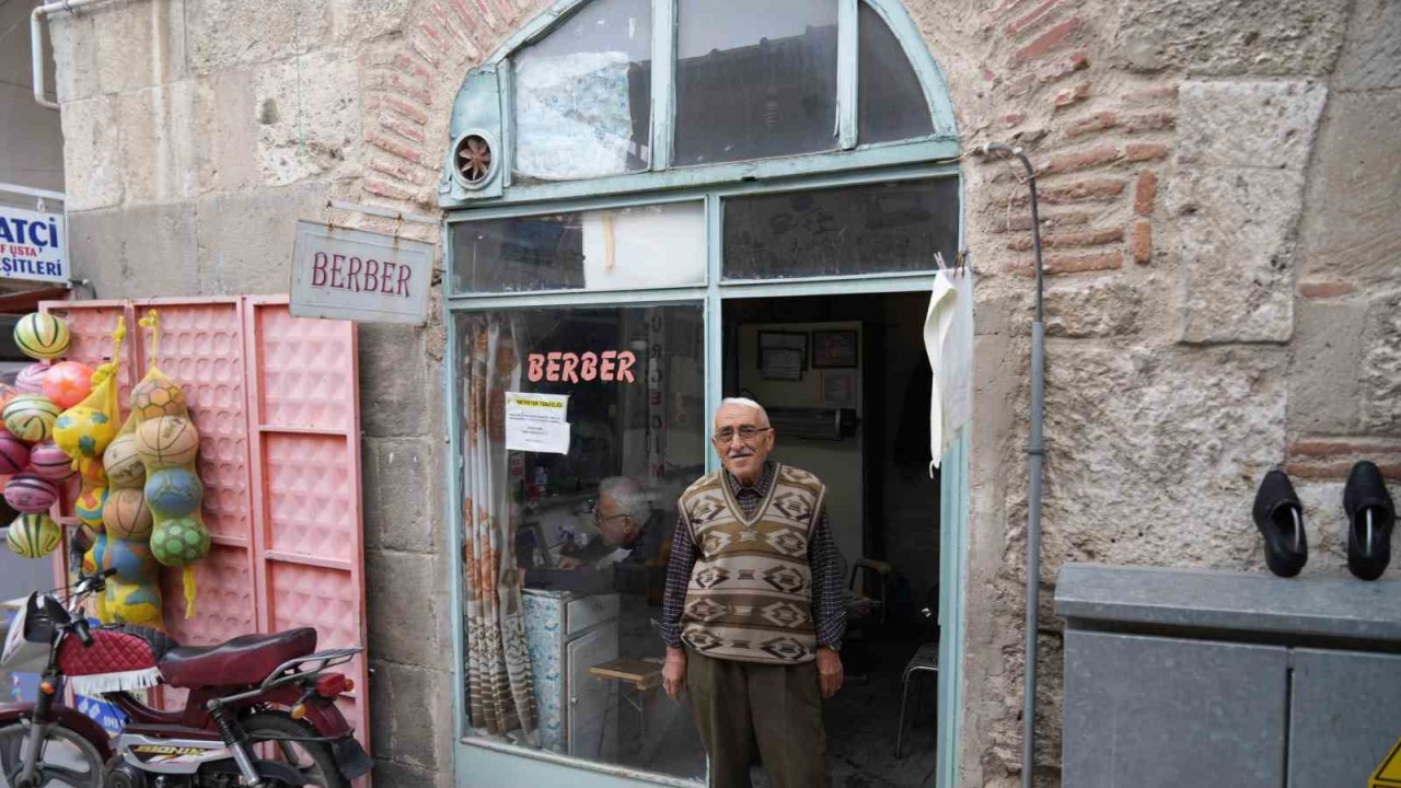 62 yıldır teknolojiye aldırış etmeyen berber