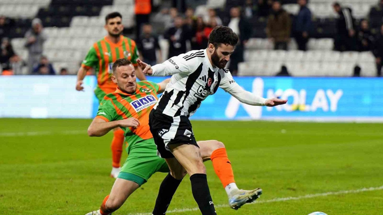 Trendyol Süper Lig: Beşiktaş: 1 - Corendon Alanyaspor: 1 (İlk yarı)