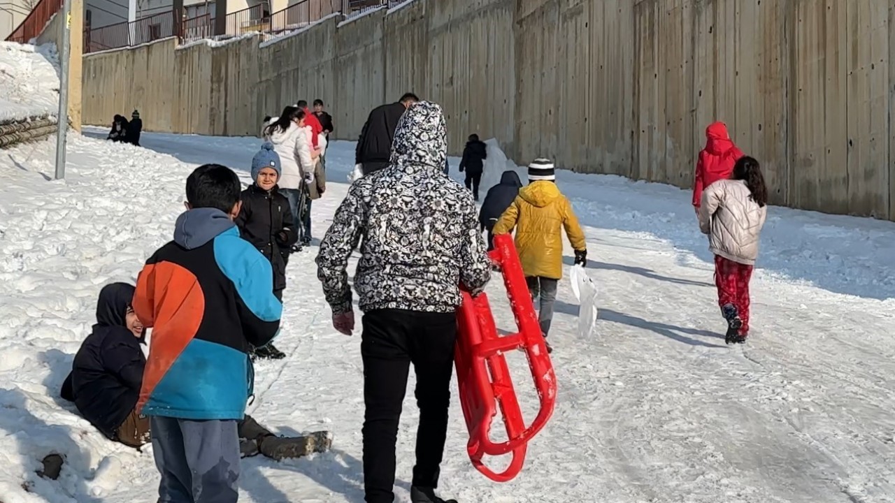 Yüksekova’da çocuklar kar üstünde kayak keyfi yaptı