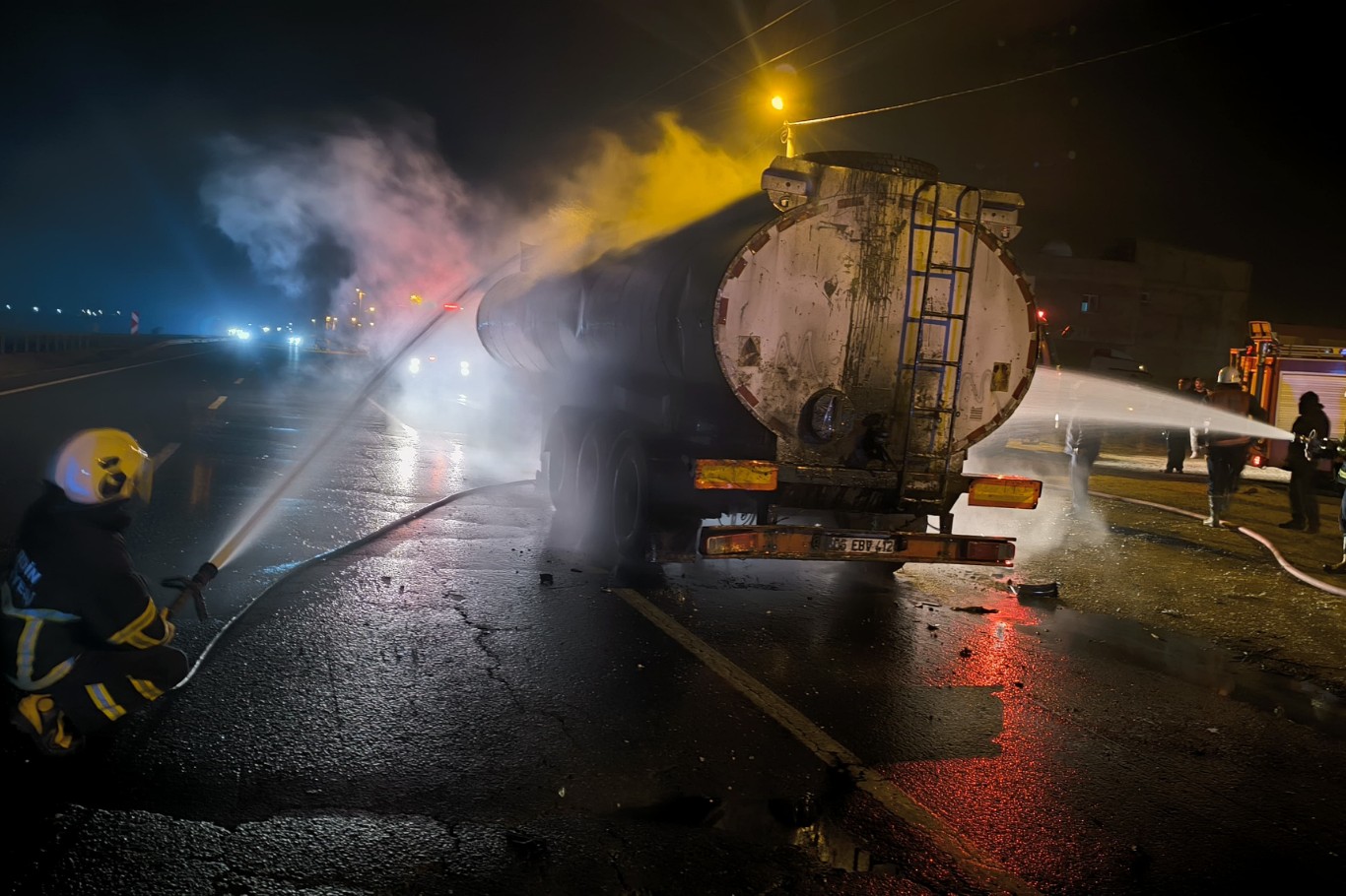 Akaryakıt yüklü tanker alev aldı