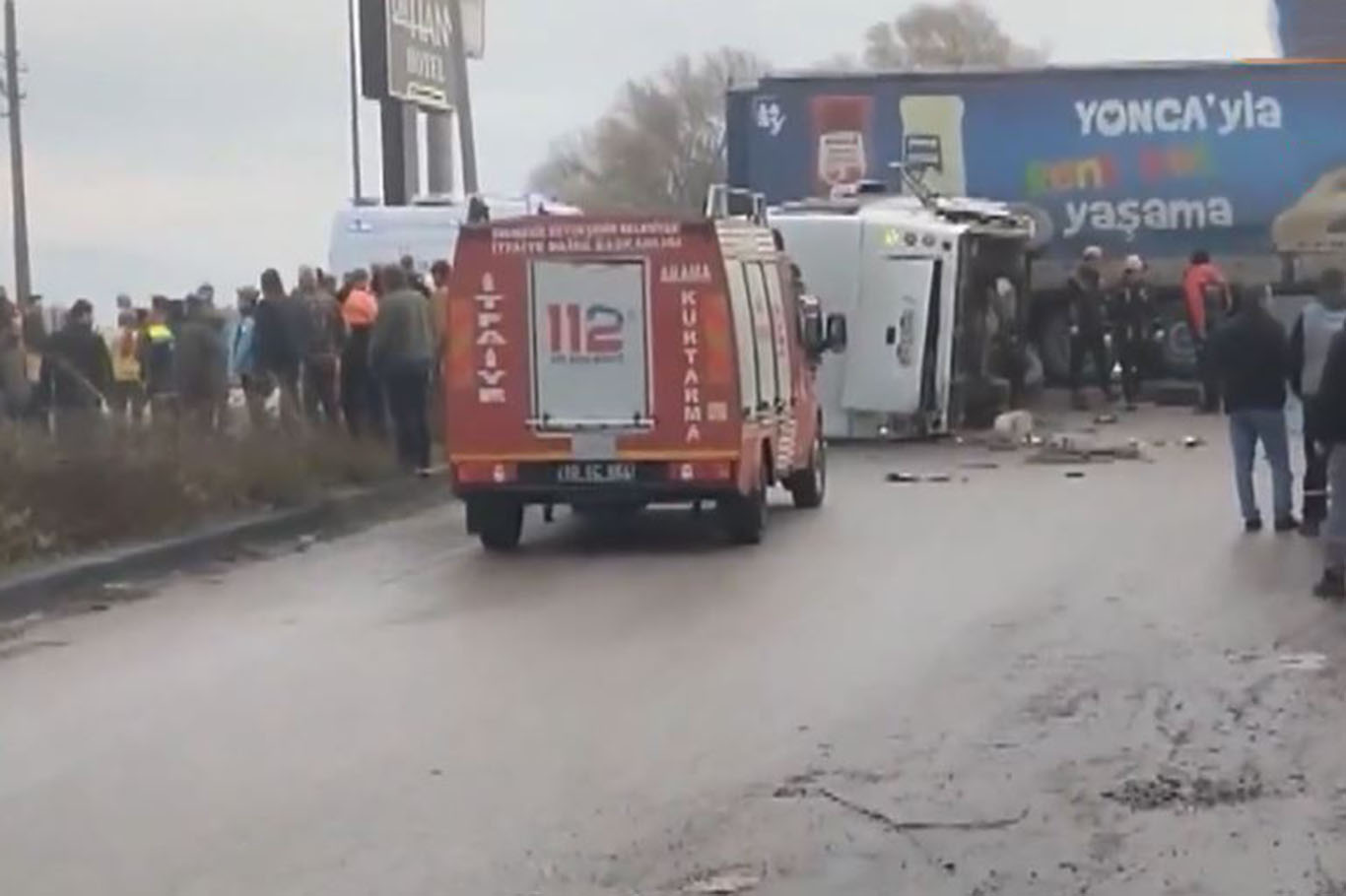 Balıkesir'de okul servisi ile tır çarpıştı: 8'i ağır 26 yaralı