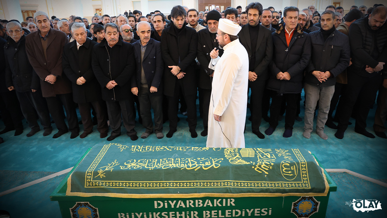 Diyarbakır’da Çok Sevilen Sanatçının Annesi Vefat Etti (1)