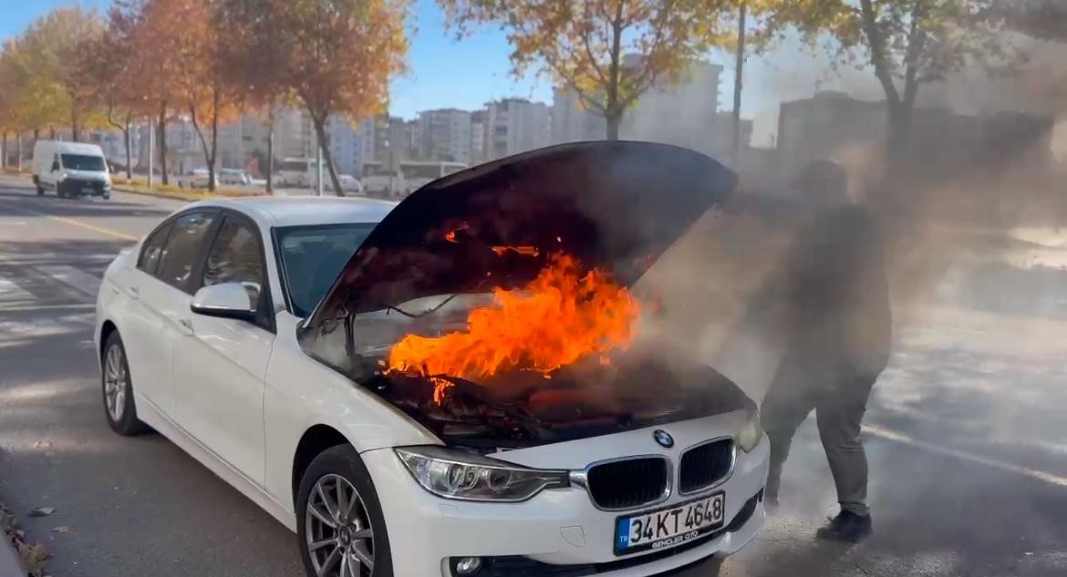 Diyarbakır’da seyir halindeki araçta yangın! Sürücü yangını söndürdü