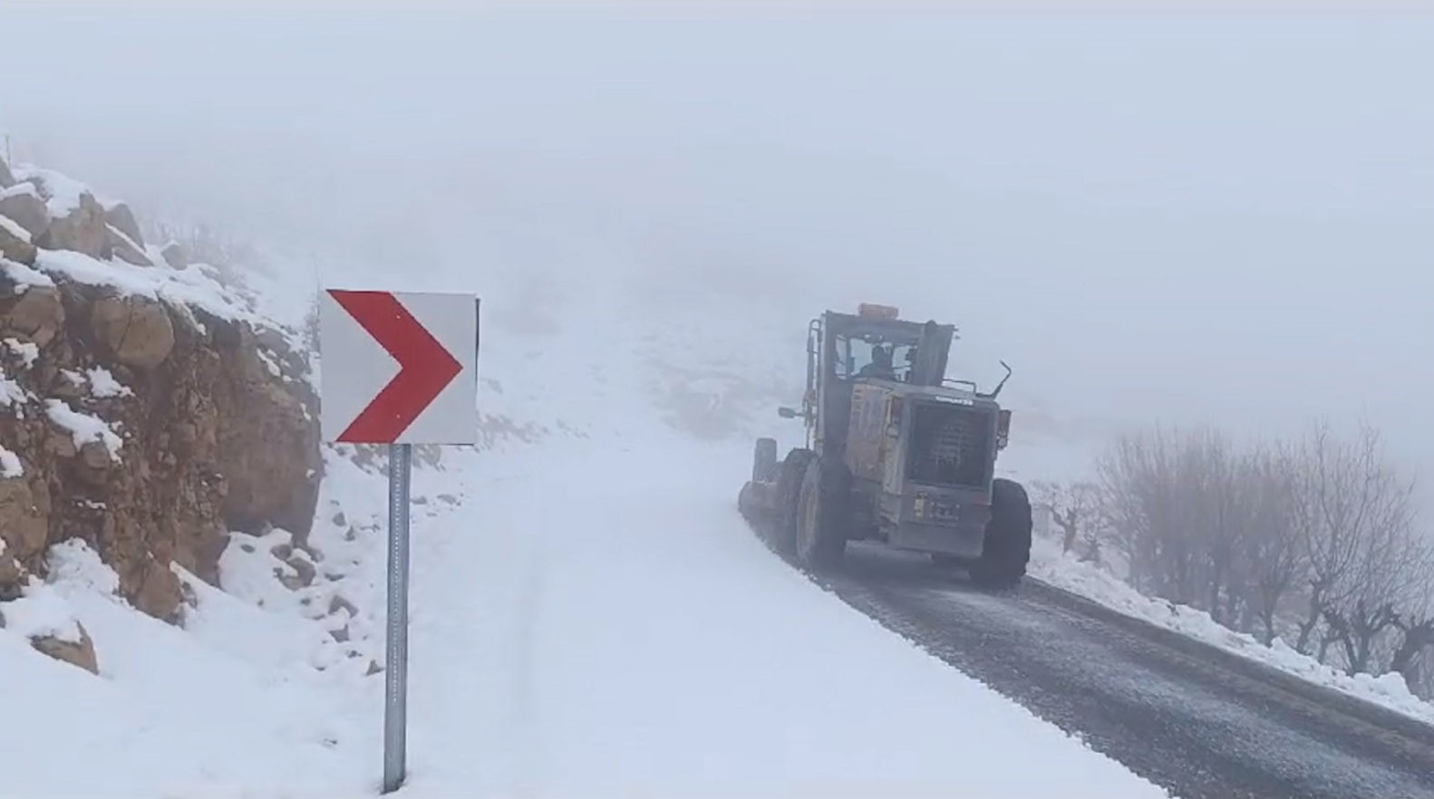 Diyarbakır'da kar yağışının kapattığı yollar açılıyor