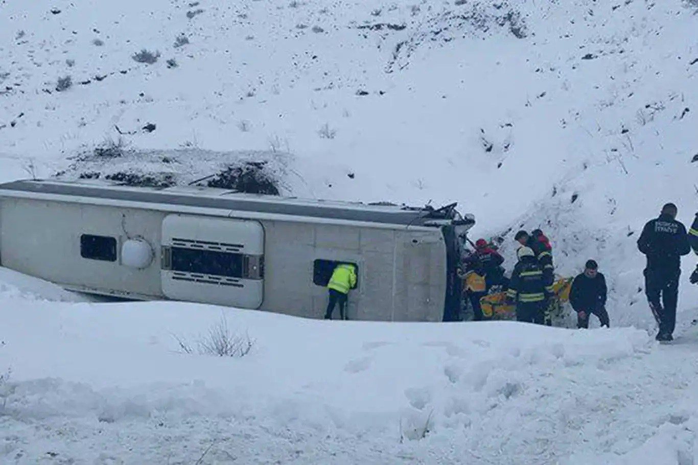 Erzincan'da devrilen otobüsün şoförü hayatını kaybetti