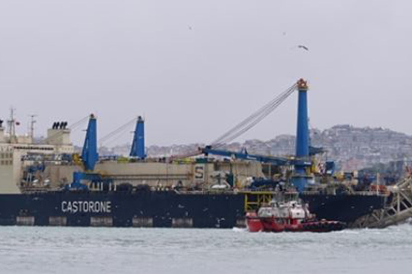 İstanbul Boğazı’nda gemi trafiği "Castorone" geçişi nedeniyle askıya alındı