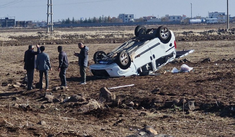 Diyarbakır'da Feci Kaza: Otomobil Tarlaya Uçtu, 4 Yaralı