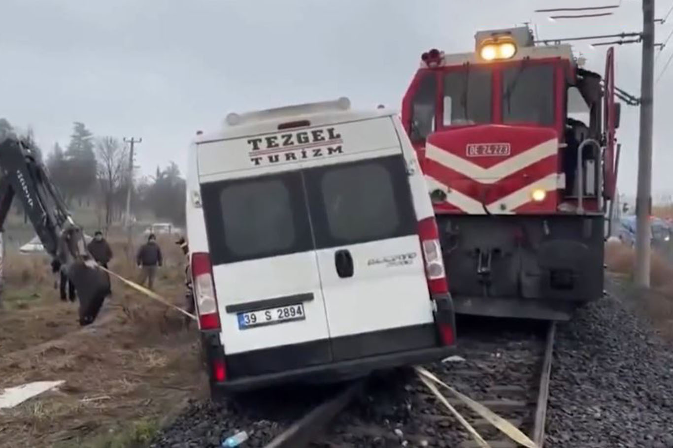 Kırklareli'nde hemzemin geçitte tren minibüse çarptı: 2 yaralı