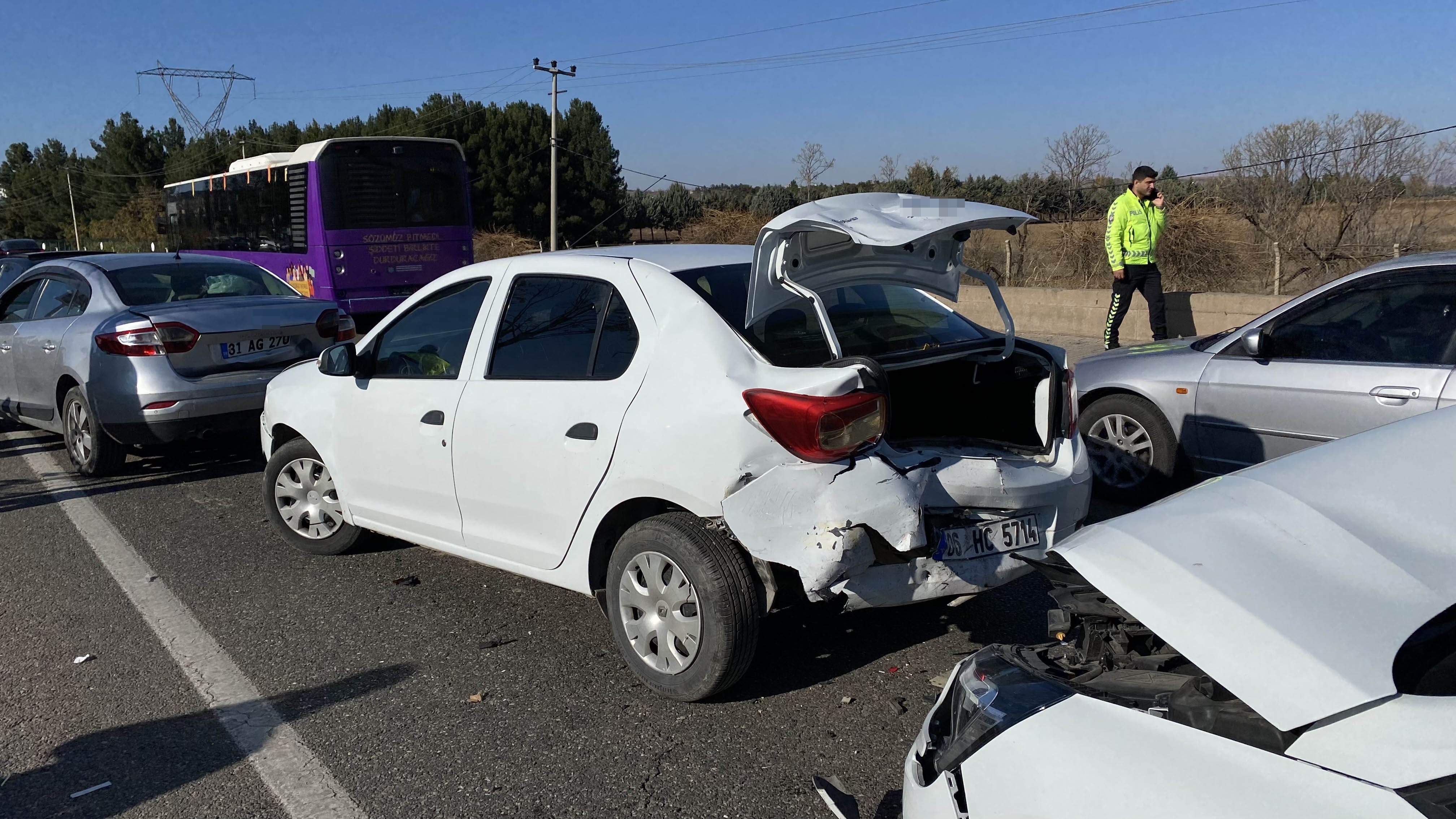 Diyarbakır’da 4 Otomobilin Karıştığı Zincirleme Kaza: 5 Yaralı