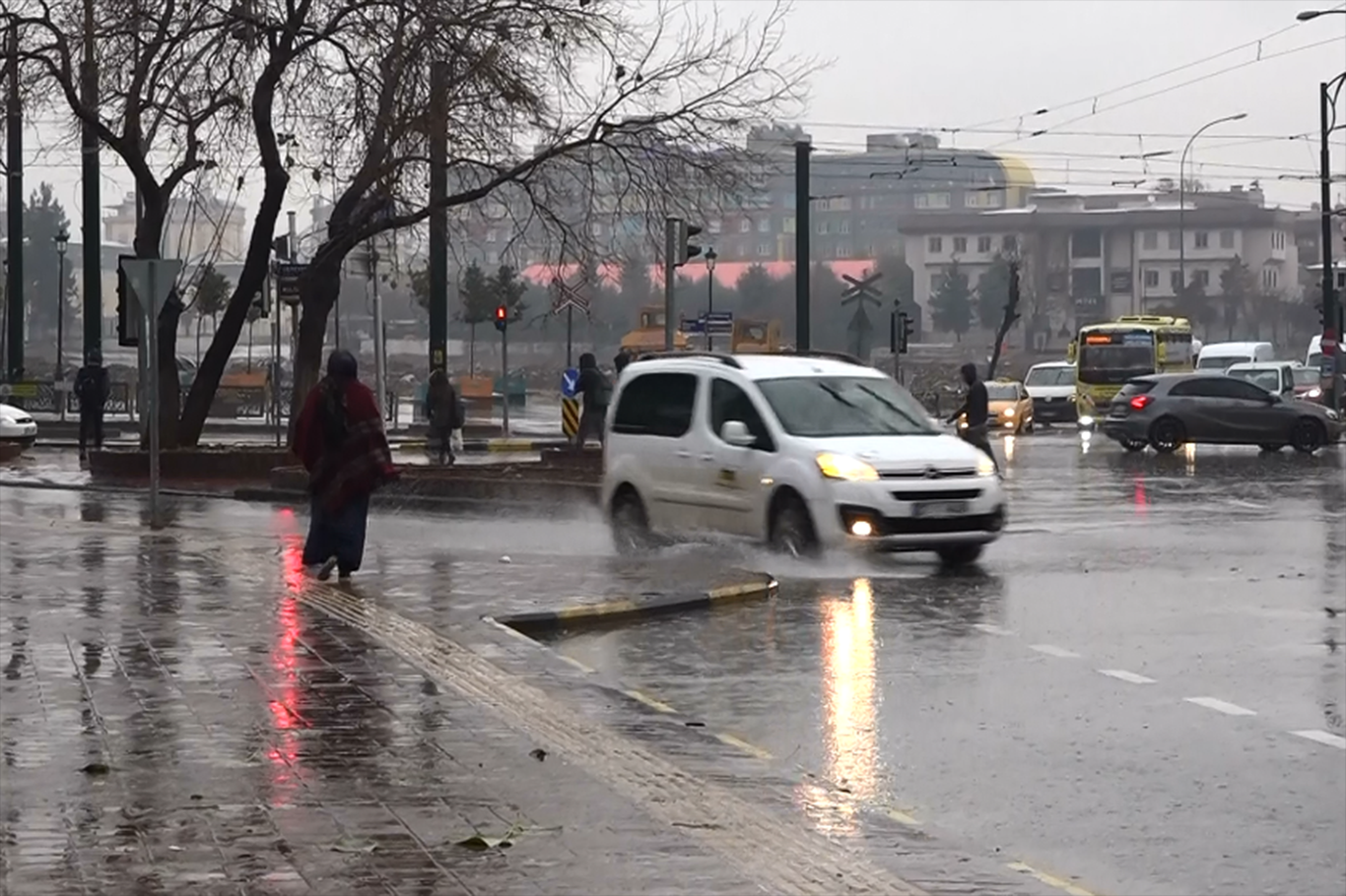 Meteorolojiden "kuvvetli" yağış uyarısı