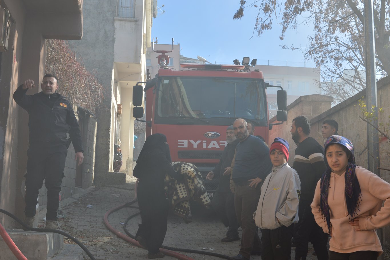 Siirt'te evde çıkan yangın bitişik evlere sıçramadan söndürüldü