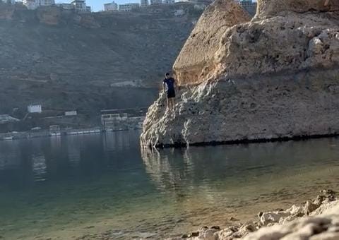 Eğil'de Dağcı Akman Baraj Gölüne Atladı