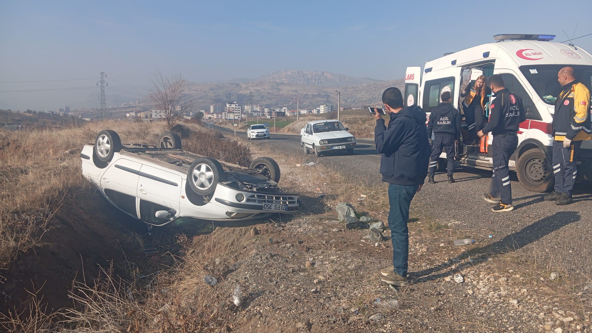 Diyarbakır'da Otomobil devrildi, dede ve torunu yaralandı