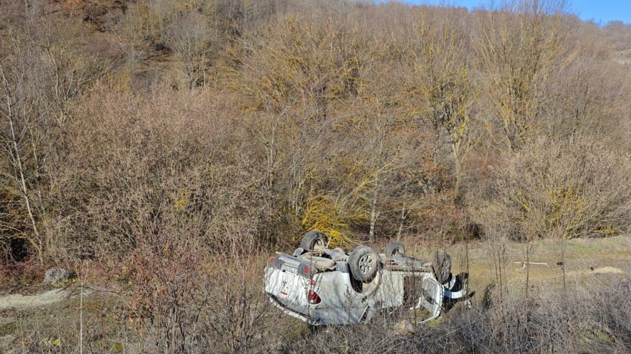 Bilecik’te otomobil araziye savruldu: 2 yaralı