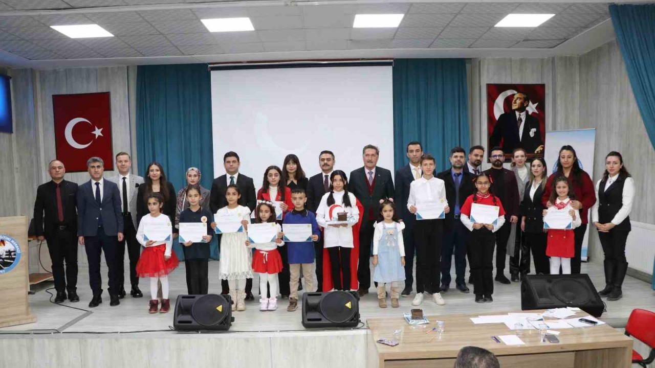 Hakkari’de "İstiklal Marşı’nı Güzel Okuma Şiir Yarışması" düzenlendi