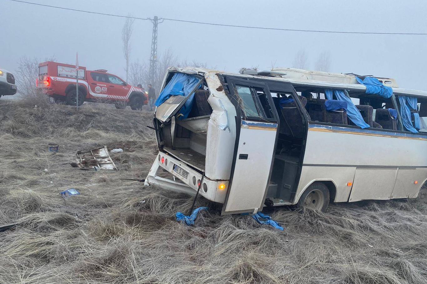 İşçileri taşıyan servis otobüsü kaza yaptı: 1 ölü, 16 yaralı