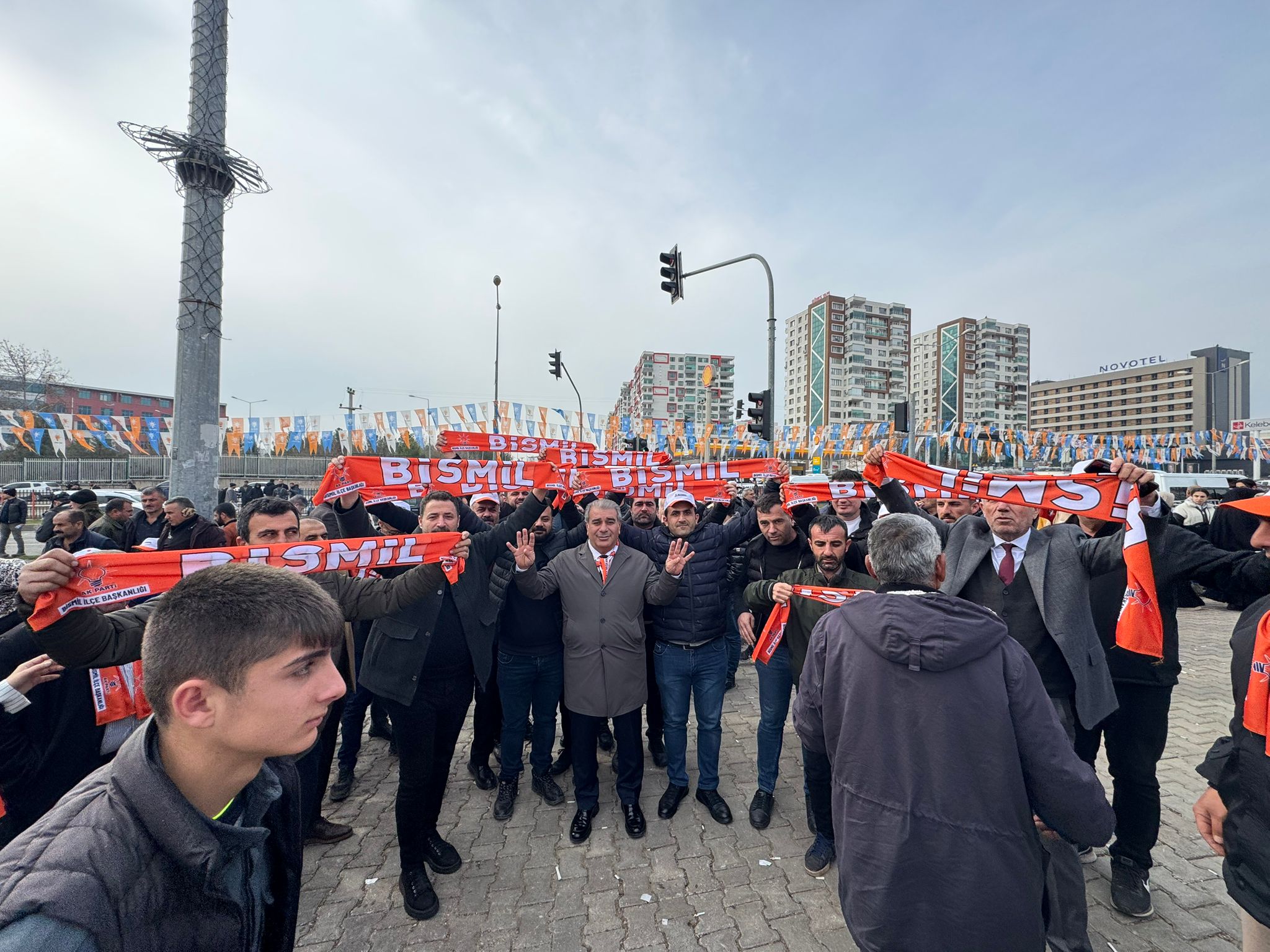 AK Parti Bismil ilçe teşkilatı Cumhurbaşkanı Erdoğan'ı Coşkuyla Karşılandı