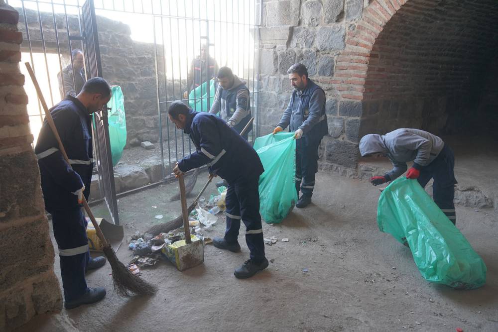  Sur dipleri ve burçlar temizlendi