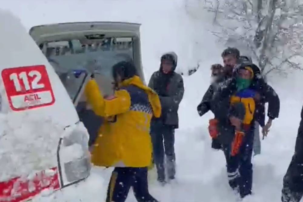 Şemdinli'de yoğun kar: Ambulans 2 saatte hastaya ulaştı (Videolu)