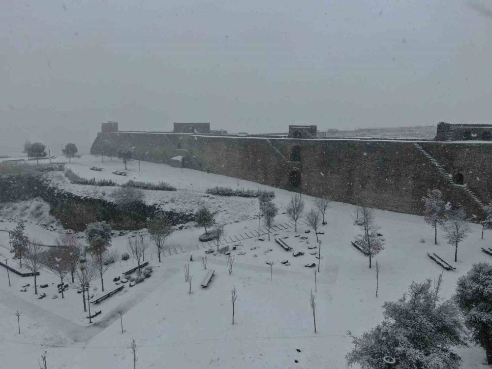 UNESCO listesindeki asırlık surlar beyaz gelinlik giydi (Videolu)