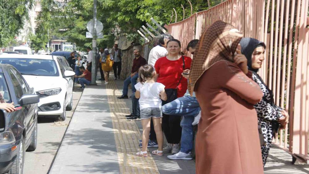 Diyarbakır’da öğrenciler içeride aileler dışarıda ter döktü