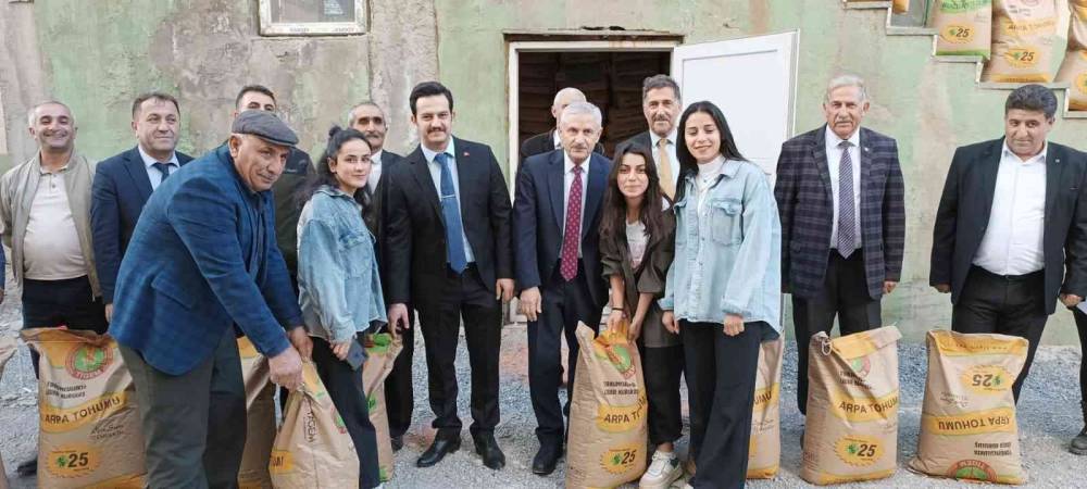 Hakkari’deki çiftçilere buğday ve tohum desteği
