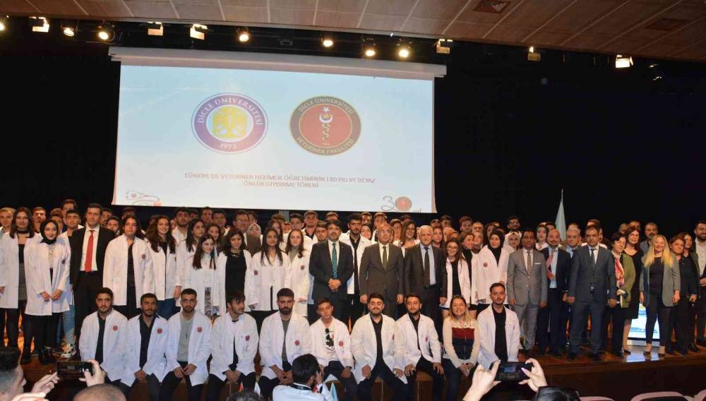 Dicle’de veteriner adayları beyaza büründü
