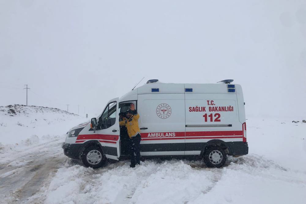 Hasta almaya giden ambulans kara saplandı