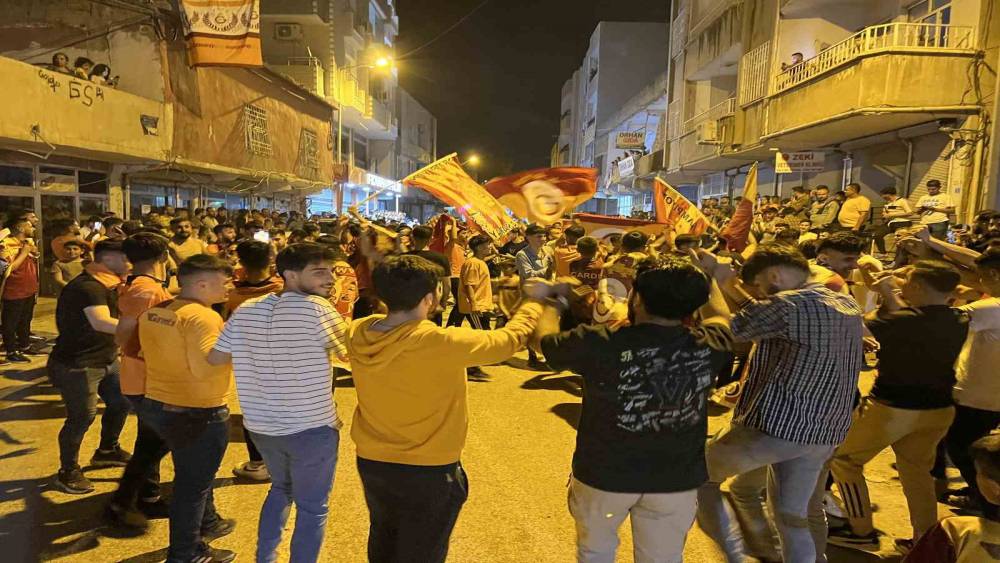 Silopi’de Galatasaray taraftarları şampiyonluğu yöresel halay eşliğinde kutladı
