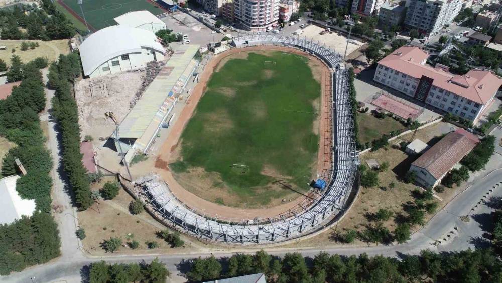 Siirt Atatürk Stadı’nda çalışmalar devam ediyor