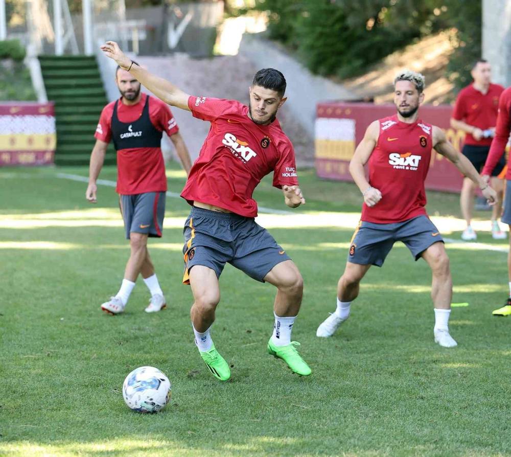 Galatasaray’da yeni futbolcular ilk antrenmanına çıktı