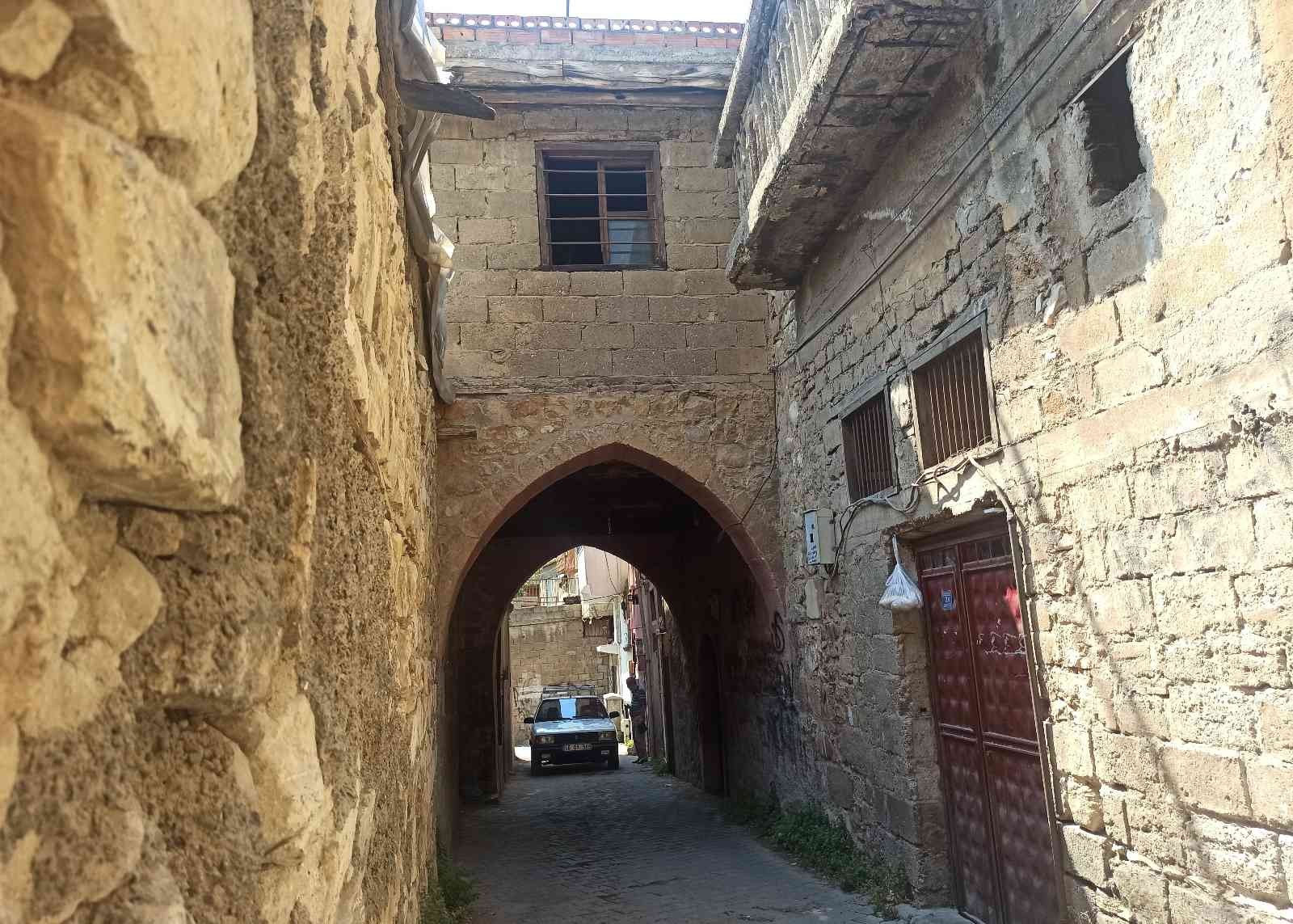 Altından yol geçen 150 yıllık ev