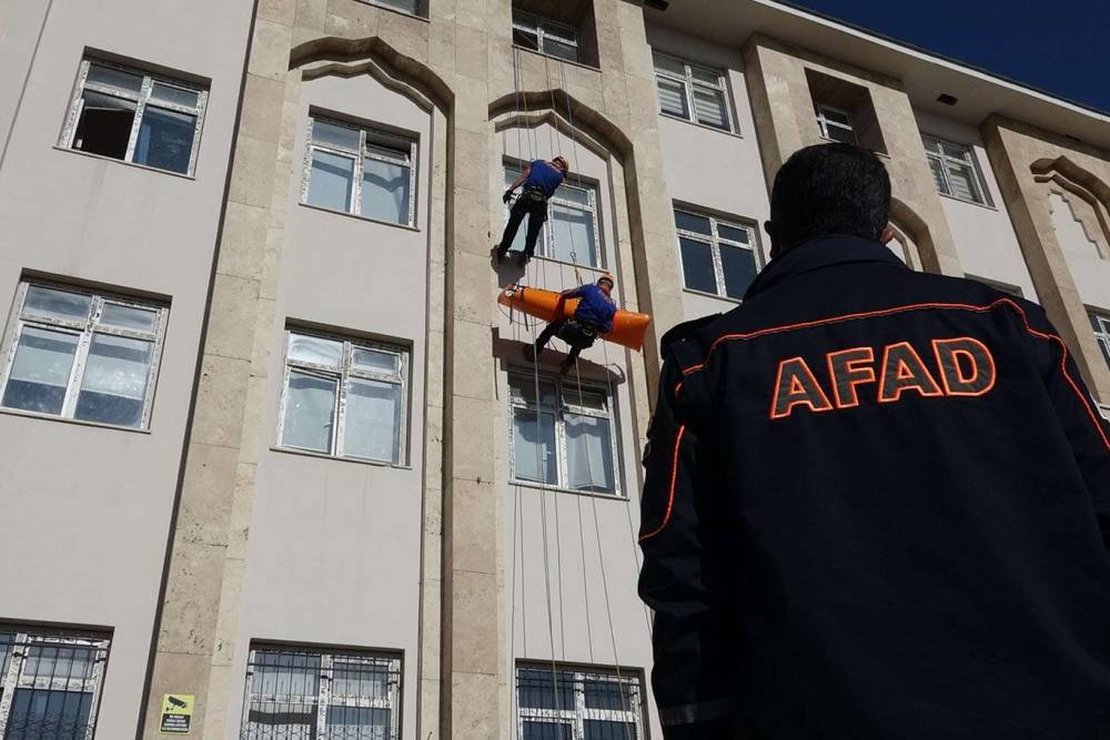 Deprem bölgesinde görevli kamu çalışanlarına tazminat