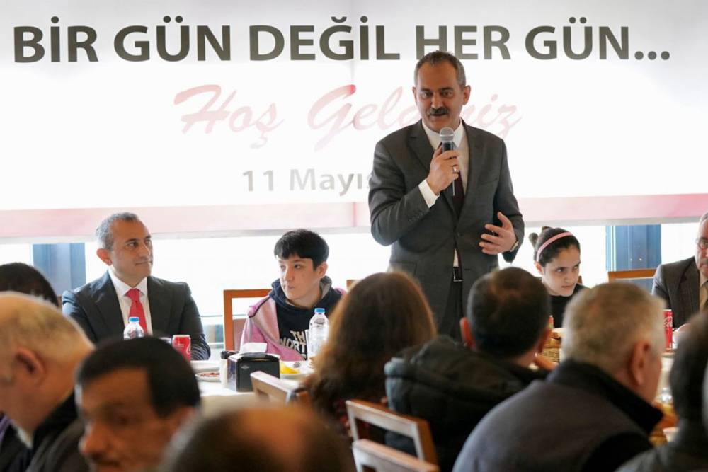 Bakan Özer: Hedefimiz tüm ilçelerimizde engellilere hizmet veren halk eğitim merkezi açmak