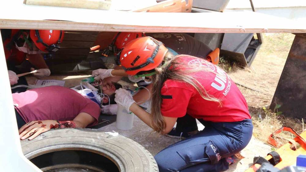 UMKE’ye katılan 36 kursiyer gerçeği aratmayan tatbikata tabi tutuldu