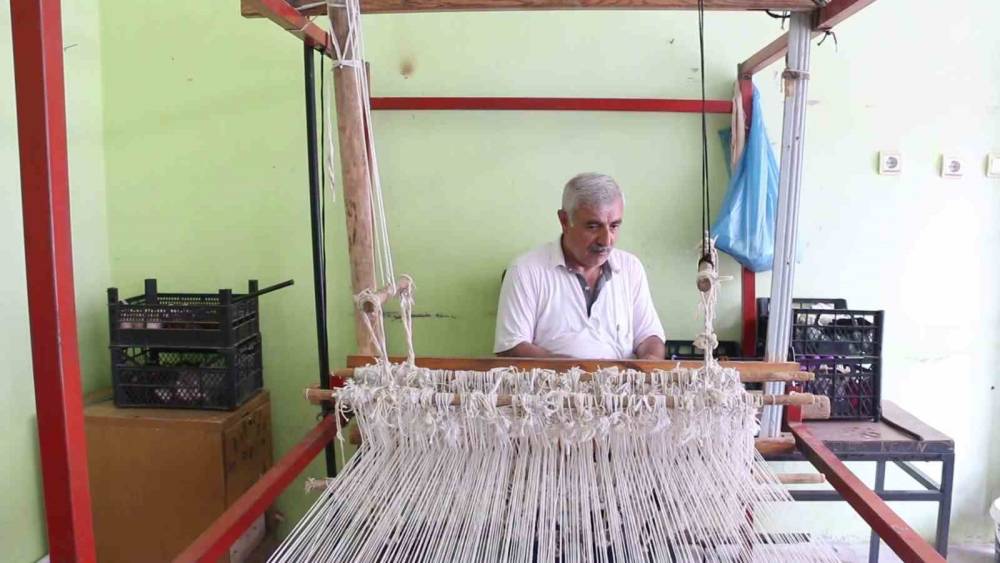 40 yıllık dokuma ustası, mesleği evinin bodrumunda sürdürüyor