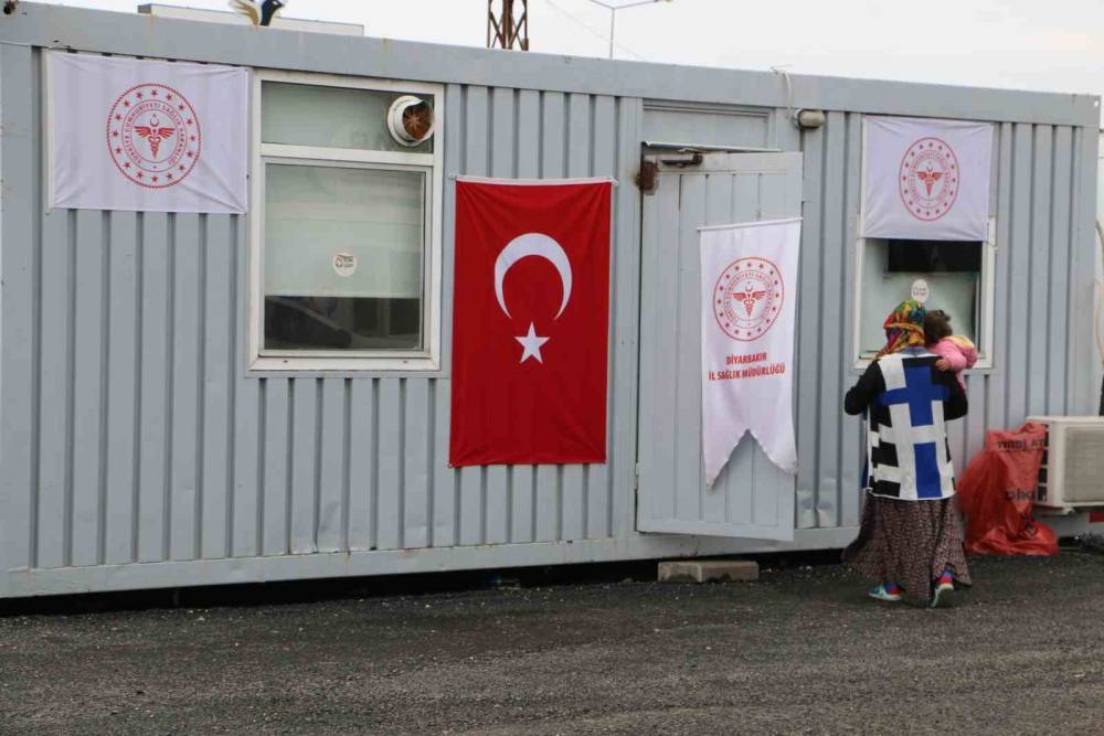 Deprem bölgesinde sağlıkçılar Tıp Bayramını çadır kentte geçiriyor
