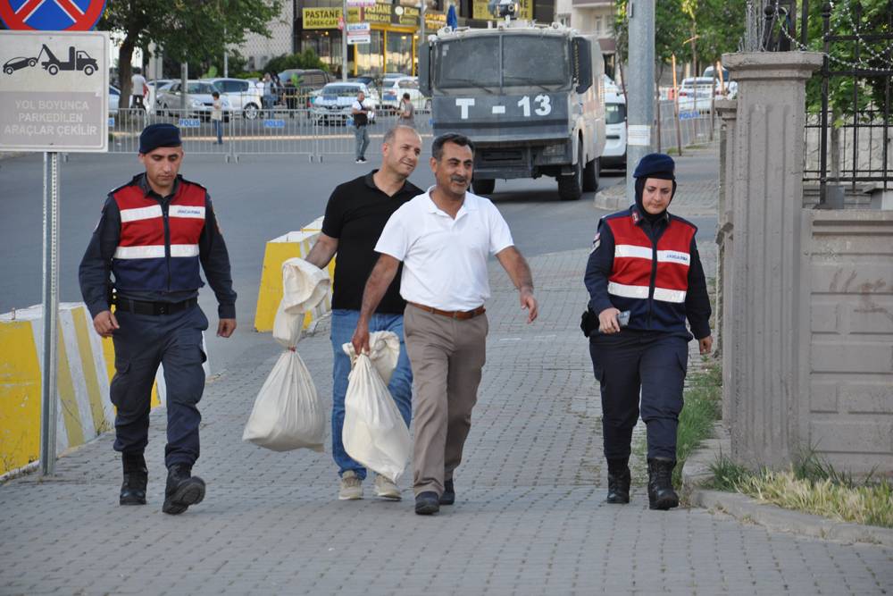 Oy torbaları adliyeye getiriliyor