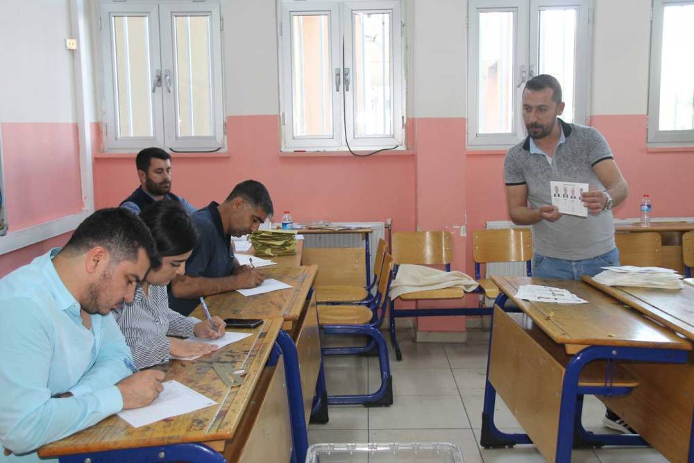 Diyarbakır’da sandıklar açıldı oy sayım işlemi devam ediyor