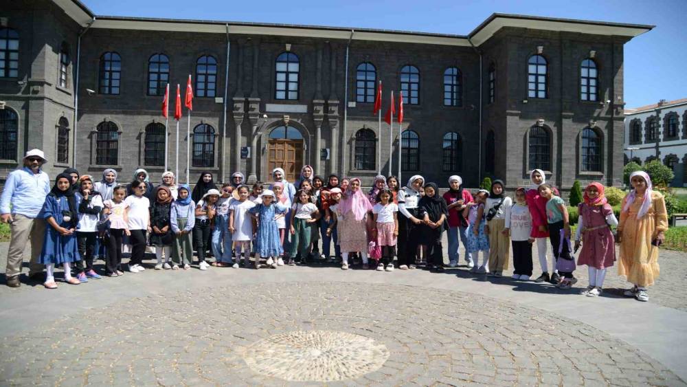 Öğrenciler Diyarbakır’ın tarihi mekanlarını gezdi