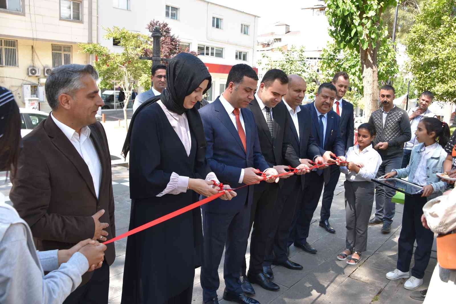 Ortaokul öğrencilerinden sokak sergisi