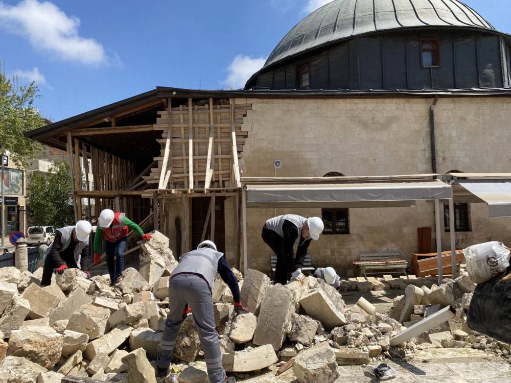 Depremde hasar gören tarihi yapıların kitabeleri molozlardan ayrıştırılarak belgeleniyor
