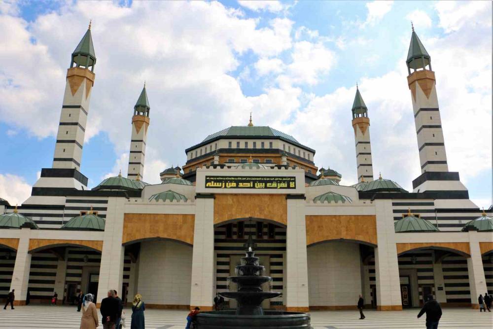 Selahaddin Eyyubi Camii’ne akın ettiler (Videolu)