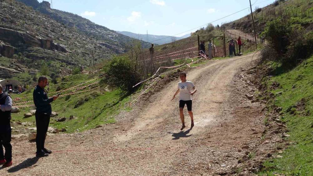 Yarışmada ayakkabısı yırtılan kadın sporcu, koşuyu yalın ayakla tamamlandı (Videolu)