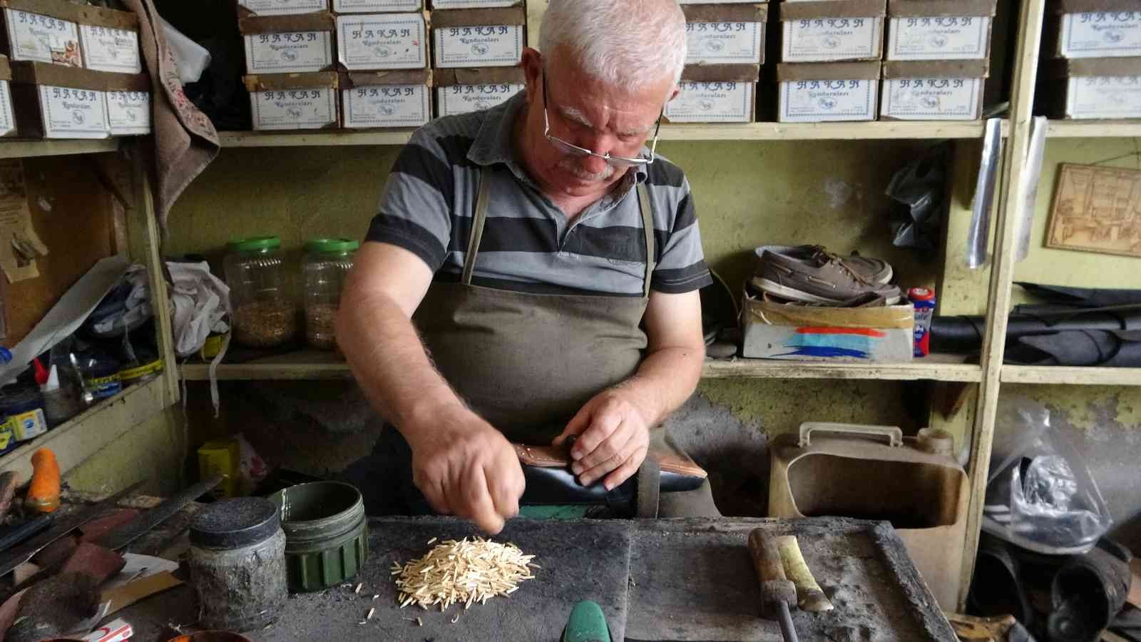 Türkiye’nin tek tahta çivili ayakkabı üreten ustası zamana direniyor